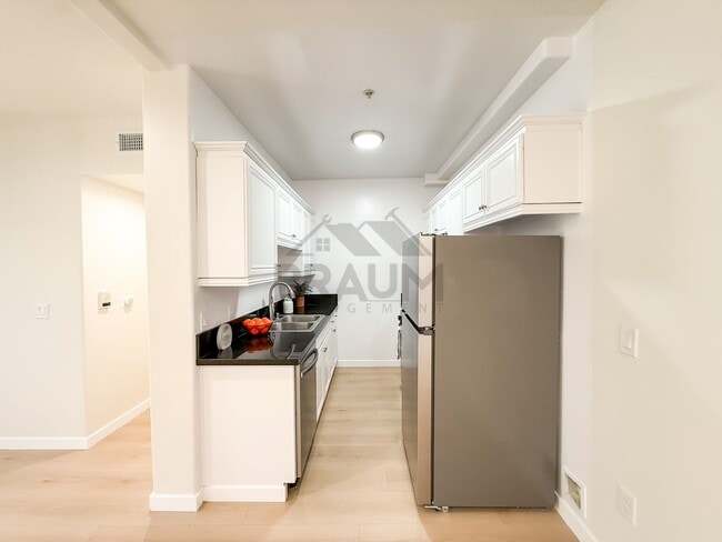 Building Photo - 10849 Fruitland Dr
