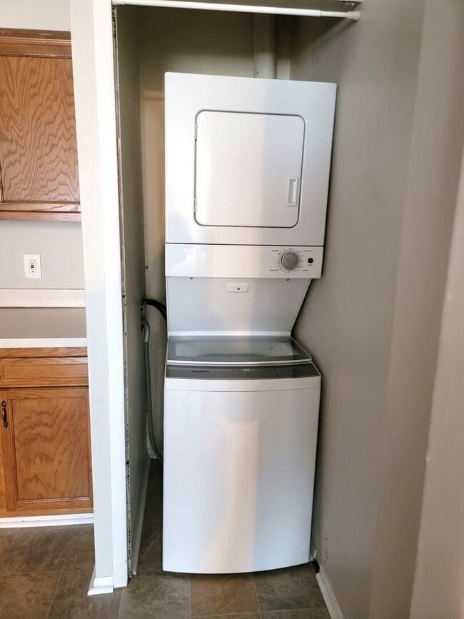 Building Photo - Charming unit in a quiet neighborhood