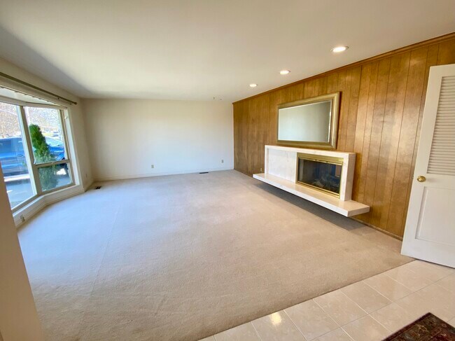 Front Room - 930 Hillcrest Dr