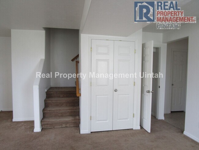 Foto del edificio - Real Property Management Uintah is currently renting this 3 bed, 1.5 bath twin home available in ...