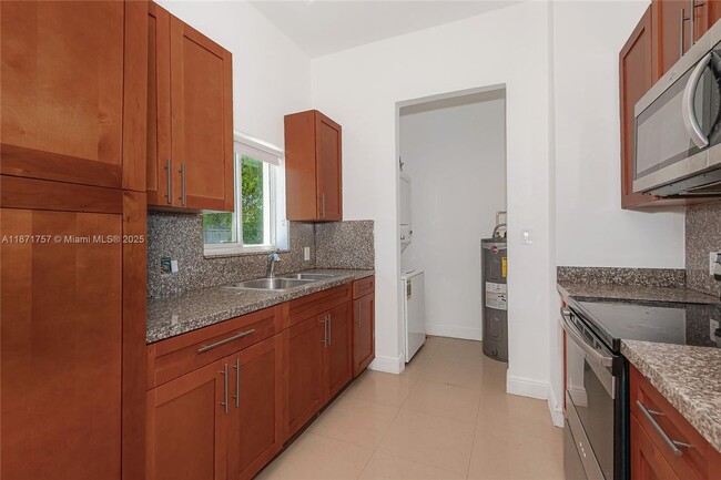 Foto del edificio - 3723 1/2 NW 7th St
