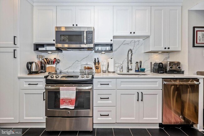 Foto del edificio - 6402 Montrose Rd