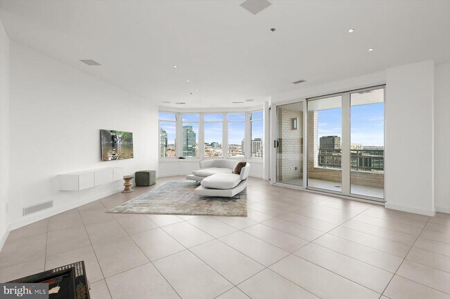 Foto del edificio - 100 Harborview Dr