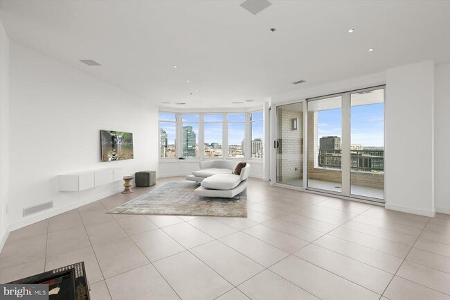 Building Photo - 100 Harborview Dr