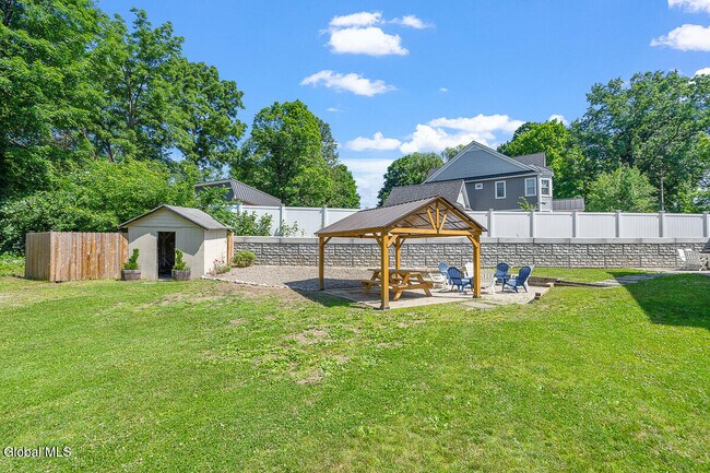 Foto del edificio - 387 Maple Ave