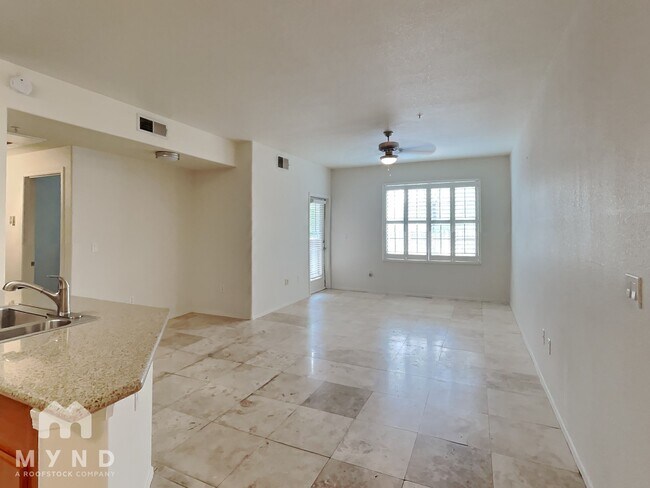 Foto del edificio - 5302 E Van Buren St
