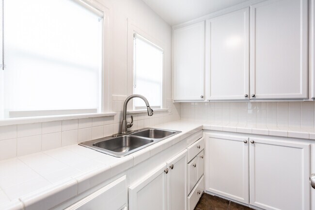 Building Photo - 1262 N Poinsettia Pl