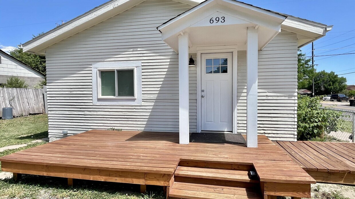 Foto principal - 693 S Irving St