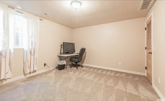Foto del edificio - 8475 S 300 E