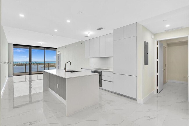 Foto del edificio - 700 NE 24th St