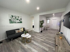 Building Photo - 1117 SW 37th Ave