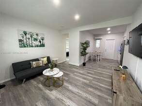 Building Photo - 1117 SW 37th Ave