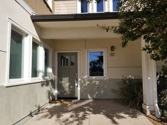 Foto del edificio - Spacious Condo 3 bedrooms, 2 bathrooms Built 2016