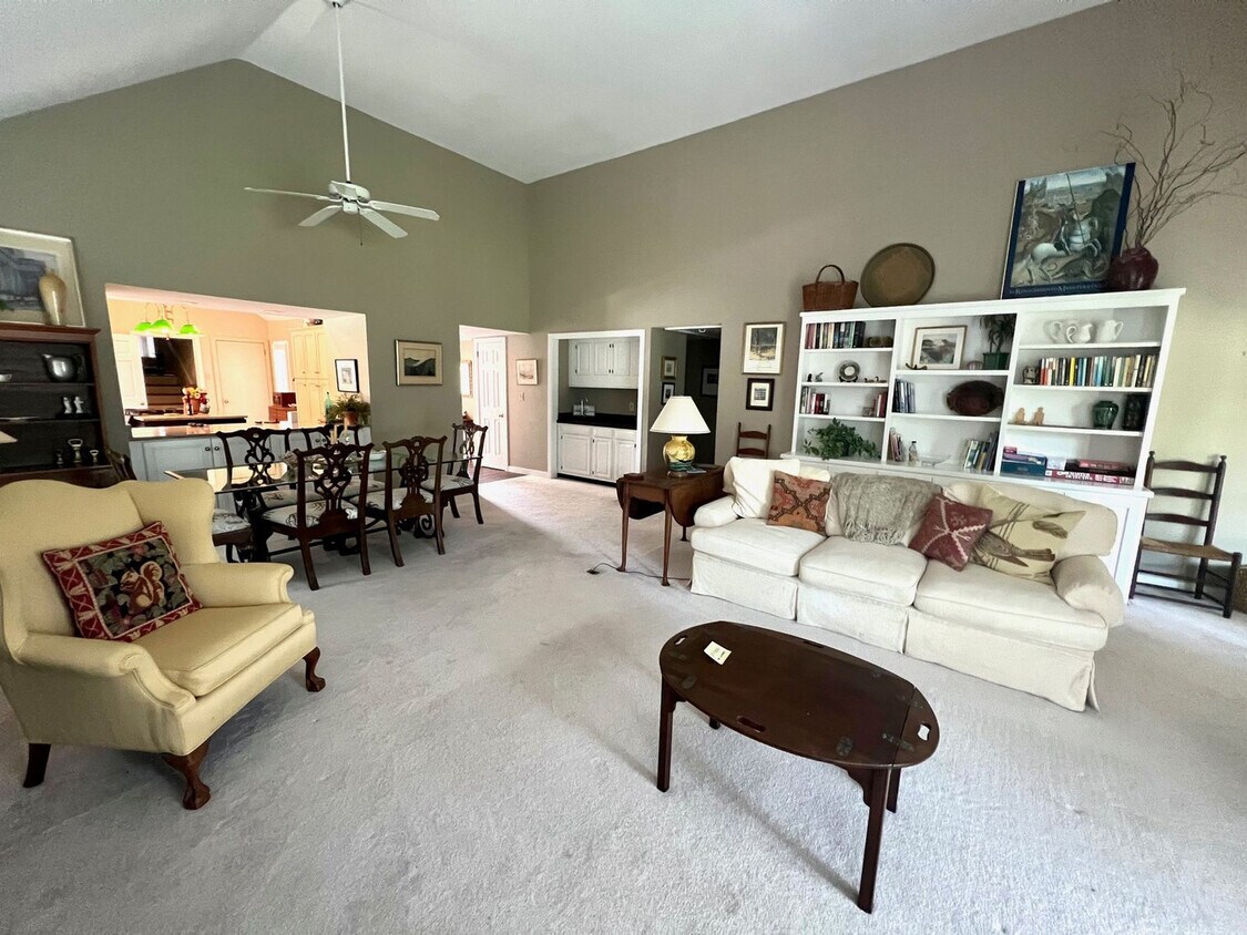 Primary Photo - 1020 Embassy Row Way