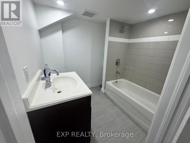 Photo du bâtiment - 97 Central Park Blvd N