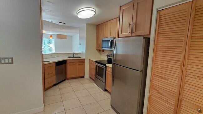 Building Photo - Two-Bedroom Lakeview Property