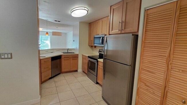 Foto del edificio - Two-Bedroom Lakeview Property