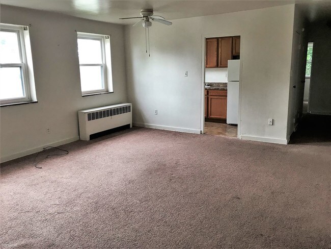 Building Photo - 1 br, 1 bath  - 824 Perry Hwy  May
