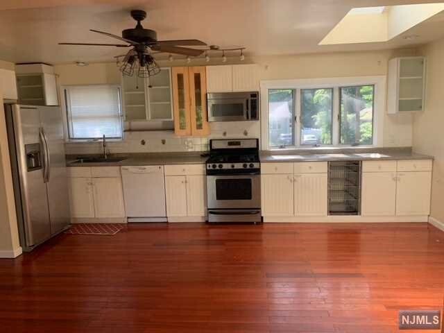 Building Photo - 323 Parkside Dr