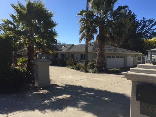 Building Photo - 1485 Lakeview Dr