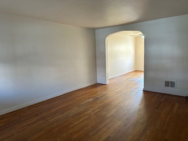 Foto del edificio - 2433 Adrian St