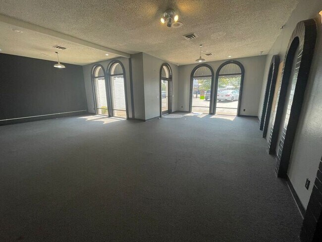 Building Photo - 2221 Santiam Hwy SE