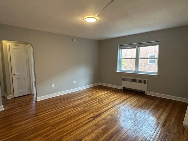 Building Photo - One bed- East Lansdowne