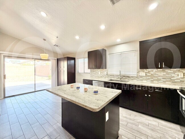 Foto del edificio - 15723 N 102nd St