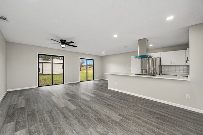 Foto del edificio - Charming Palm Bay Retreat - Perfect for Relaxation and Entertainment!