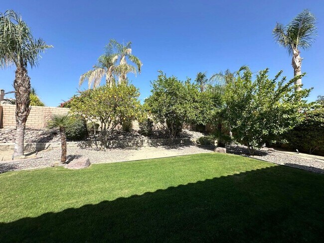 Building Photo - 40589 Palm Ct