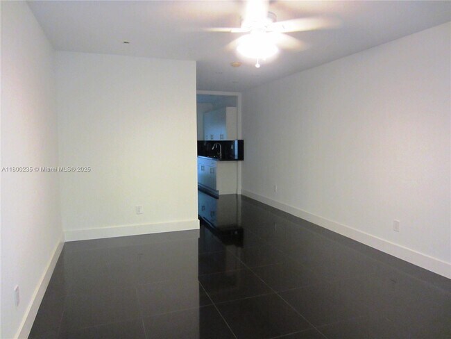 Foto del edificio - 8132 Harding Ave