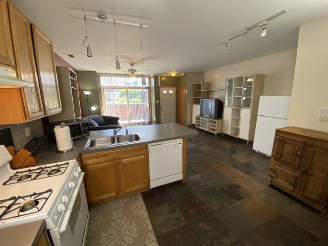 Kitchen / Family Room - 2 - 2442 W Fillmore St