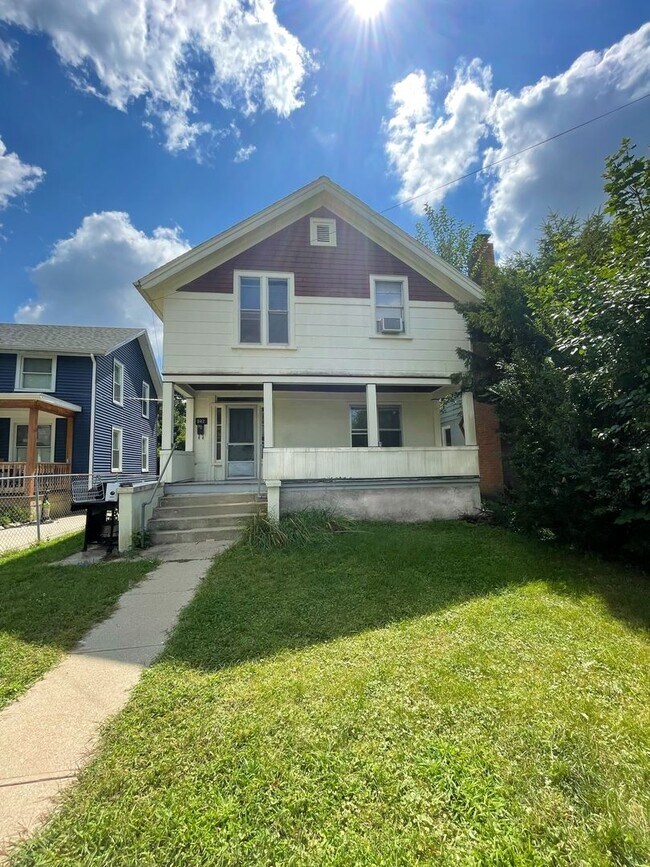 Foto del edificio - 4-Bedroom Near U-M with Bonus Room, Big Backyard & Front Porch
