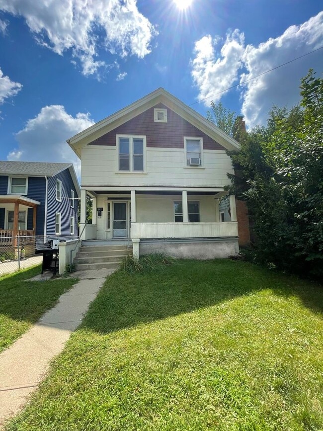 Building Photo - 4-Bedroom Near U-M with Bonus Room | Big Yard & Front Porch | On-site Laundry