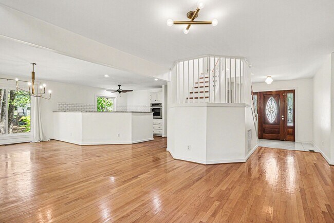 Foto del edificio - Large 4 Bedroom/2.5 Bathroom Home in Bon Air ***Available Early/Mid April***