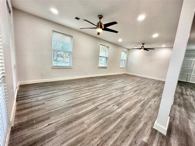 Foto del edificio - 8058 Longridge Dr