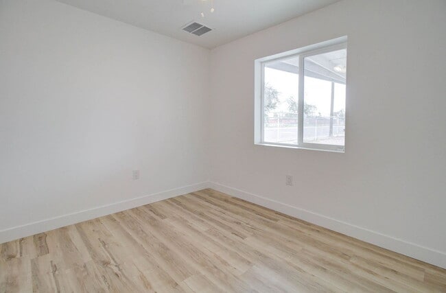 Building Photo - 2539 N 39th Ave