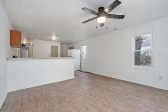 Building Photo - 513 S Broadway Ave