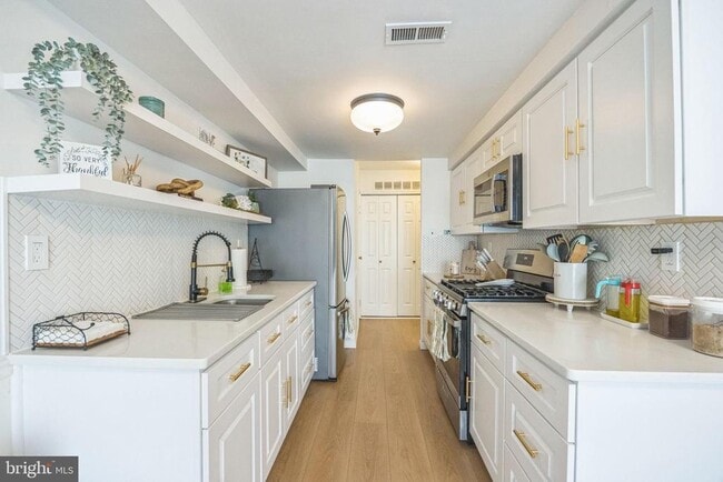 Building Photo - 250 Fir Tree Ct