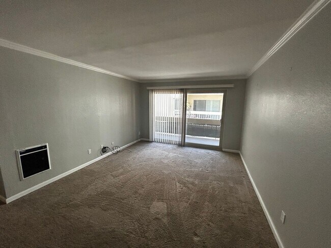 Building Photo - Bright & Spacious 1-Bedroom in Prime Oakla...