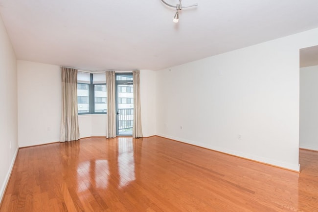 Photo - LARGE 1 Bedroom/1 Bathroom with Balcony in Bustling Mount Vernon Triangle!! House