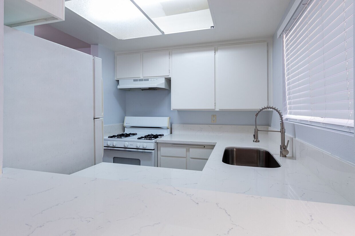 Foto principal - 2059 W 157th St