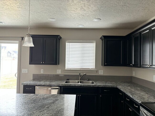 Building Photo - One month free if lease is signed before J...