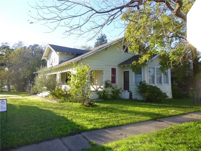 Building Photo - 502 W 10th St