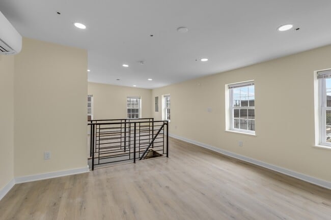 Building Photo - 2723 E Huntingdon St