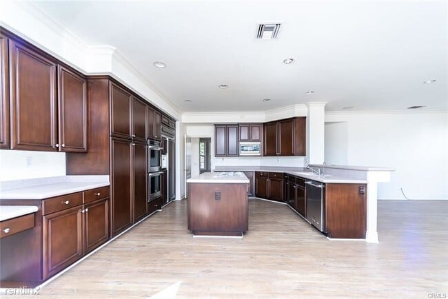 Building Photo - 5 br, 4.5 bath House - 8 Maidstone
