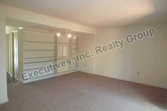 Building Photo - Townhouse in the West End