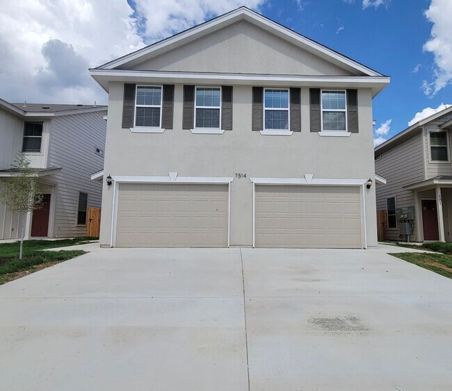 Building Photo - No Carpet! Gated 3 Bedroom Townhome