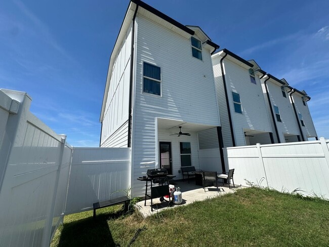 Foto del edificio - FOR LEASE- 4 BED TOWNHOME IN LEBANON TN!