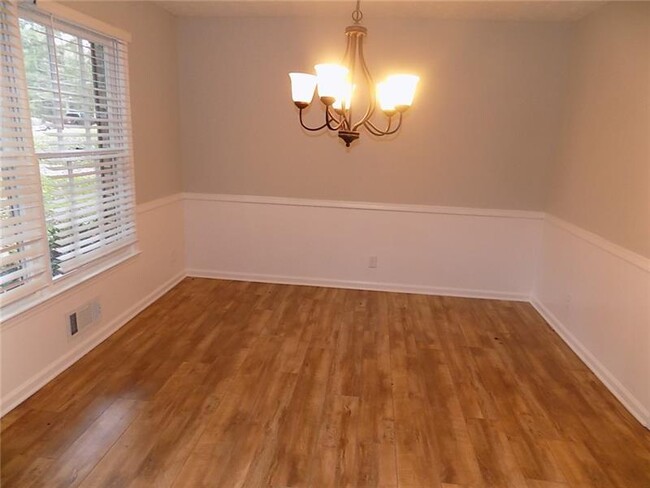 Building Photo - 3999 Valley Park Dr SW